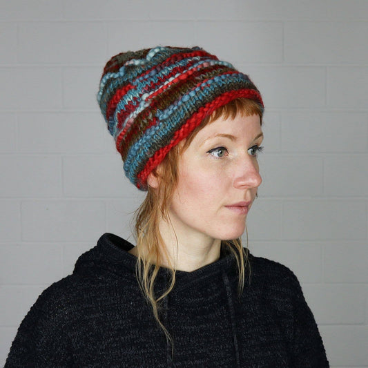 Stickad ullmössa i rött och blått