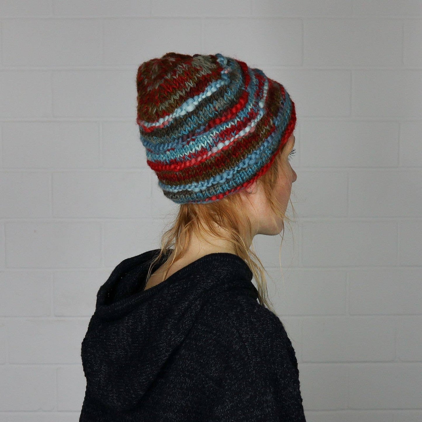Stickad ullmössa i rött och blått