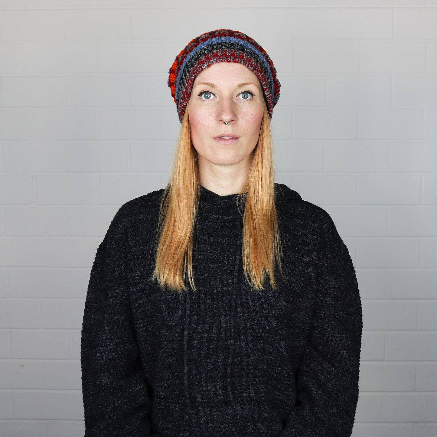Stickad ullhatt - röd/flerfärgad