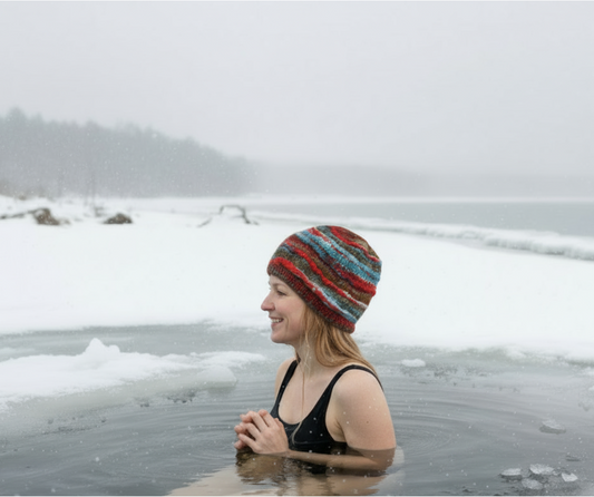 Stickad ullmössa i rött och blått