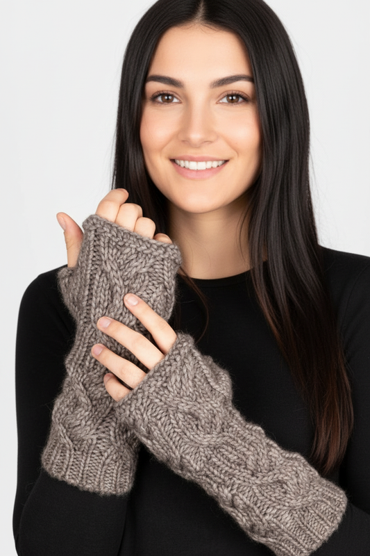 Kvinna med grå fingervantar